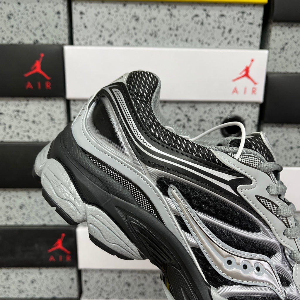 Saucony Omni 9 black / silver